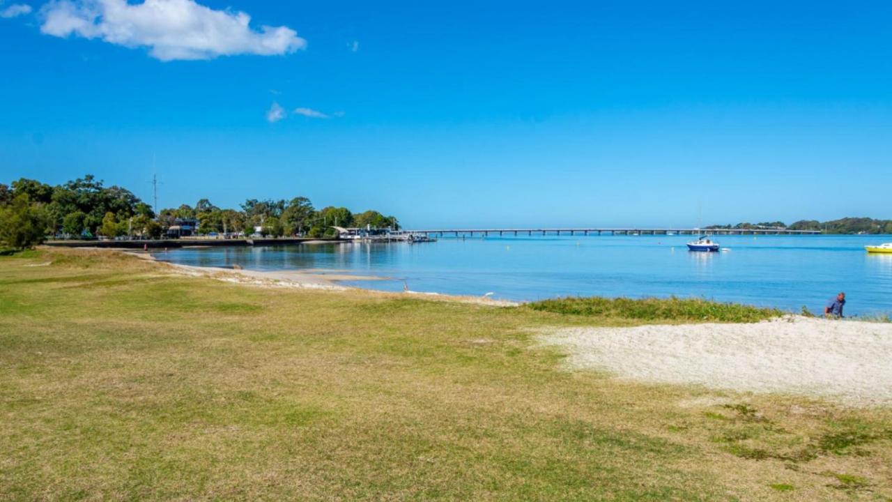 Comfortable Lowset Family Home Only Minutes From The Water! Tarooki St, Bellara Exterior photo