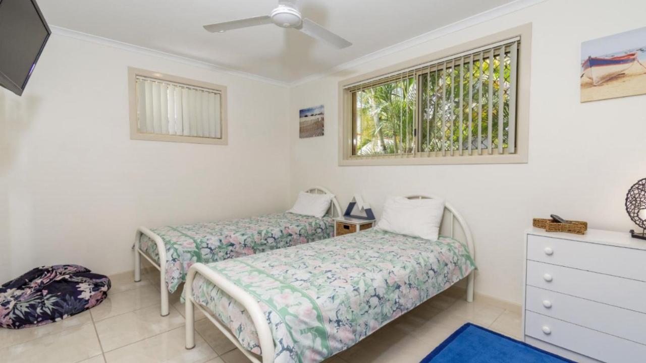 Comfortable Lowset Family Home Only Minutes From The Water! Tarooki St, Bellara Exterior photo