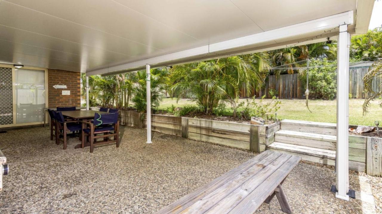 Comfortable Lowset Family Home Only Minutes From The Water! Tarooki St, Bellara Exterior photo